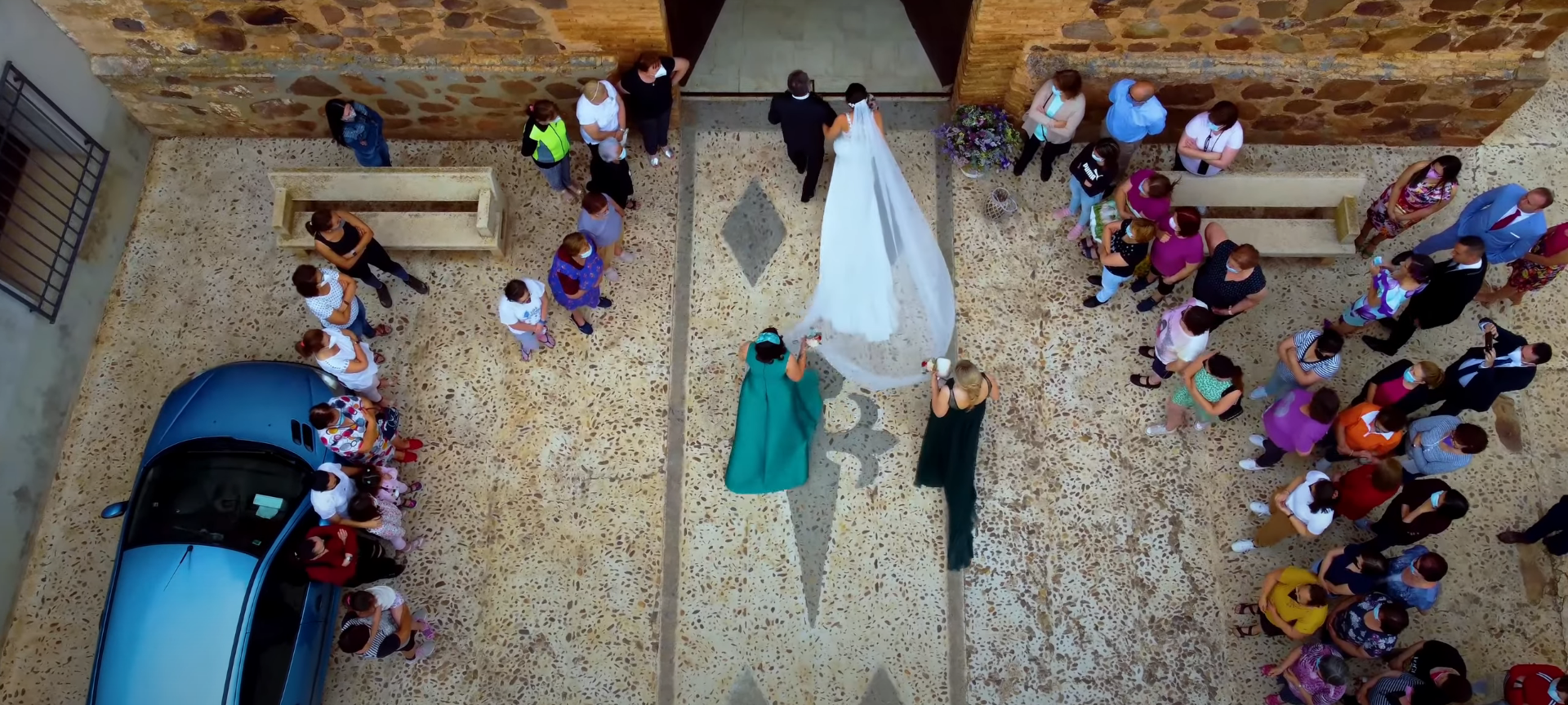 Fotografía aérea de bodas grabadas con dron. Imagen romántica y espectacular desde el cielo, capturando la belleza y la emoción de una ceremonia de boda. Una perspectiva única que realza la magia del momento.