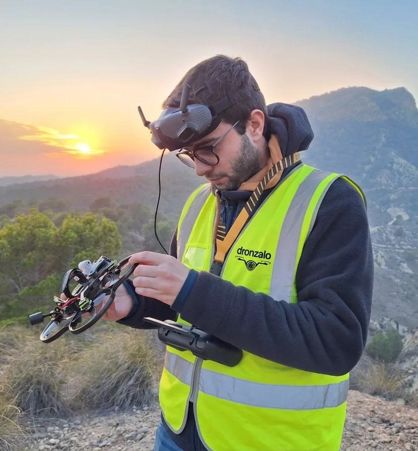 Piloto de drones en Murcia con equipo de vuelo